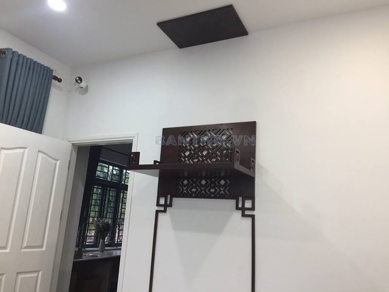 Mẫu bàn thờ treo tường nhỏ gọn, cách tân với màu nâu trầm được thiết kế đặc biệt cho các căn hộ cao cấp.